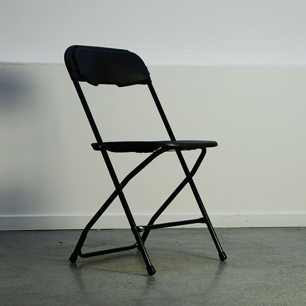 Location chaise pliante bois brun Rhône-Alpes - Mobilier événementiel Animantis